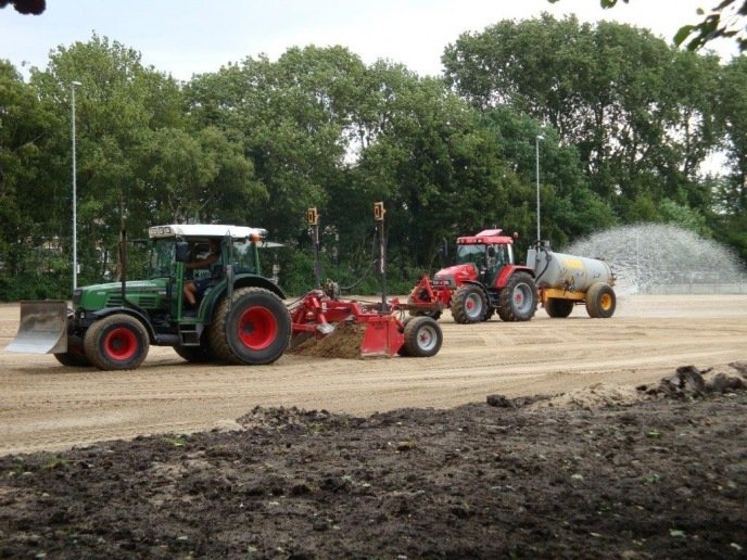 Aanleg (voetbal)kunstgrasveld sportpark Calslagen Kudelstaart begonnen - 0297-online.nl