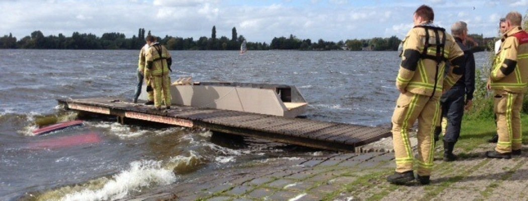 [FOTO'S] Auto te water bij te water laten boot Westeinderplassen Aalsmeer