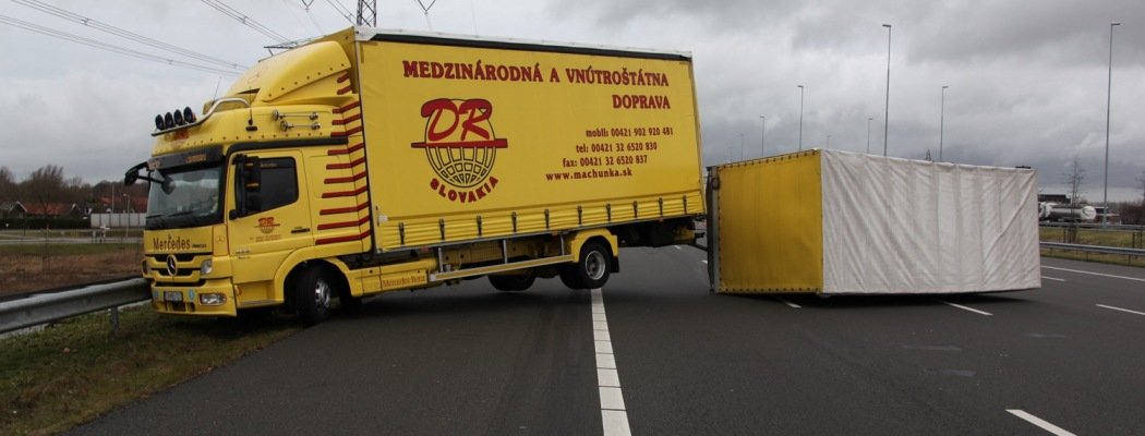 [FOTO'S & VIDEO] Vrachtwagen gekanteld op A2 tussen Breukelen en Maarssen