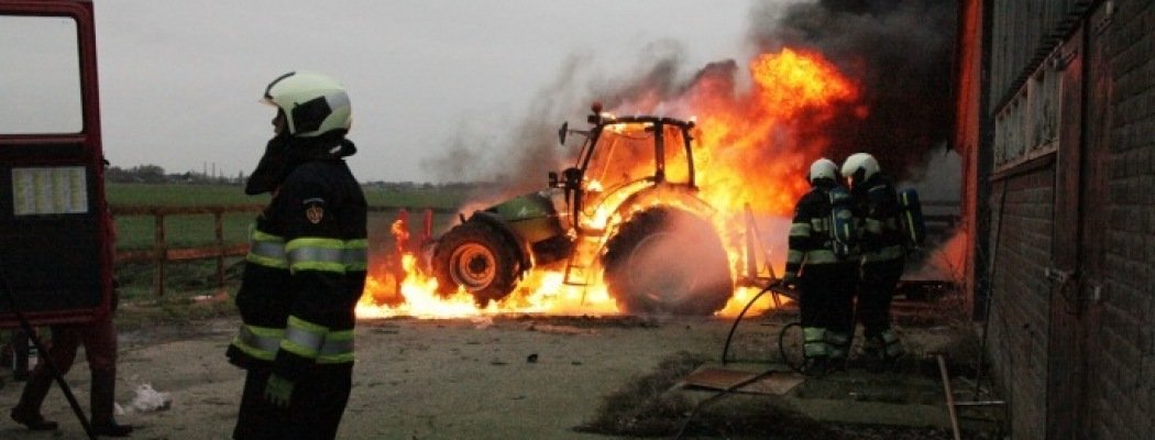 [FOTO'S & VIDEO] Tractor in brand bij boerderij, brandweer redt schuur met koeien