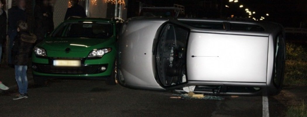 [FOTO'S] Auto op z'n kant Herenweg Wilnis, persoon gewond